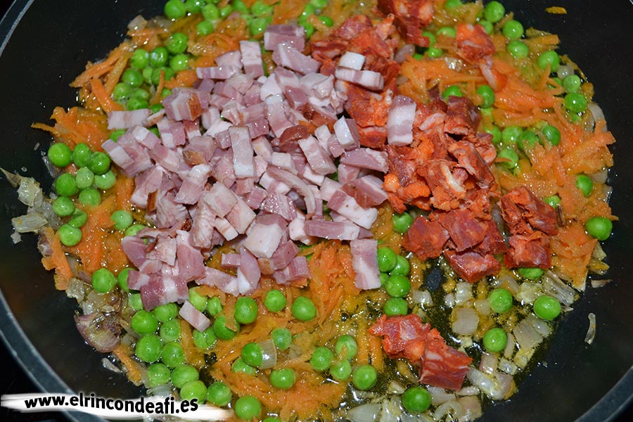 Tortilla de verduras con chorizo y bacon, añadir el bacon y el chorizo