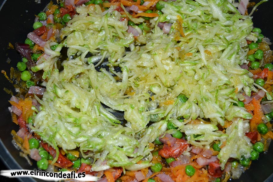 Tortilla de verduras con chorizo y bacon, añadir por último el calabacino