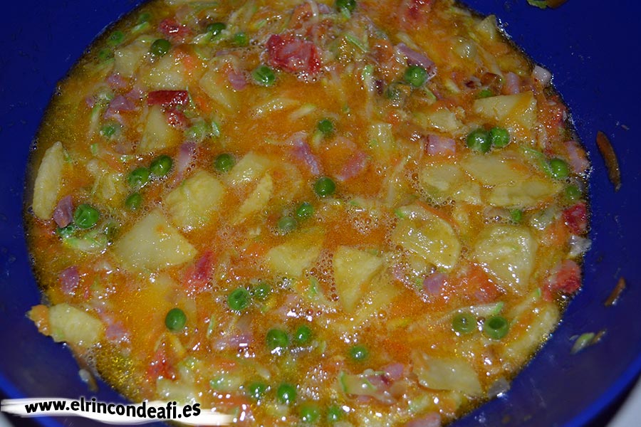 Tortilla de verduras con chorizo y bacon, añadir las papas y las verduras