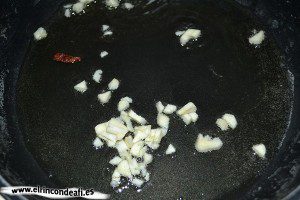 Cintas frescas con almejas, poner en una sartén el ajo picado, la guindilla y aceite de oliva