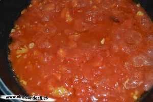 Cintas frescas con almejas, añadir el bote de tomate troceado