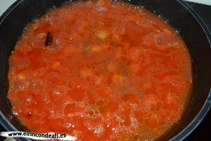 Cintas frescas con almejas, añadir el agua de las almejas