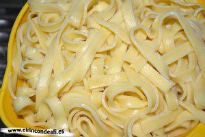 Cintas frescas con almejas, cocer la pasta y reservarla