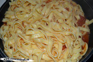 Cintas frescas con almejas, añadimos el tomate