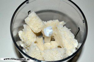 Macarrones con quesos, poner rebanadas de pan de molde en vaso triturador
