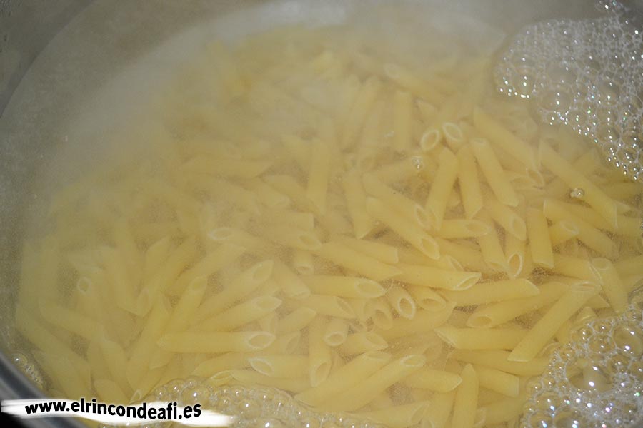 Macarrones con quesos, hervir la pasta