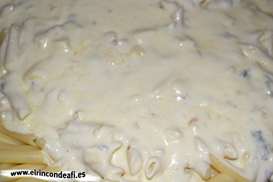 Macarrones con quesos, volcar la salsa de quesos sobre los macarrones en una bandeja