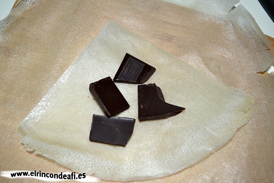 Paquetitos de chocolate y nueces, colocar encima los trozos de chocolate