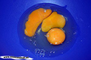 Bizcocho de yogurt 1,2,3, poner en un bol los huevos