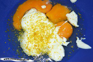 Bizcocho de yogurt 1,2,3, añadir la ralladura de limón y batir bien