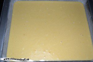 Bizcocho de yogurt 1,2,3, volcar la mezcla en el molde y hornear