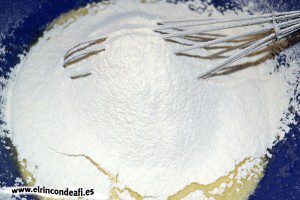 Cupcakes de chocolate, añadir la harina tamizada