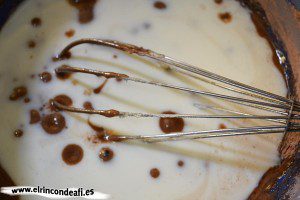 Cupcakes de chocolate, añadir la leche