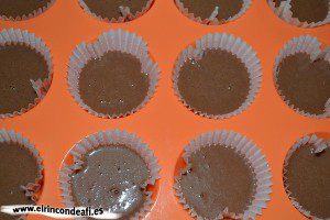 Cupcakes de chocolate, rellenar las capsulitas hasta la mitad con la mezcla