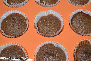 Cupcakes de chocolate, hornear las magdalenas