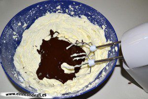 Cupcakes de chocolate, montar la crema