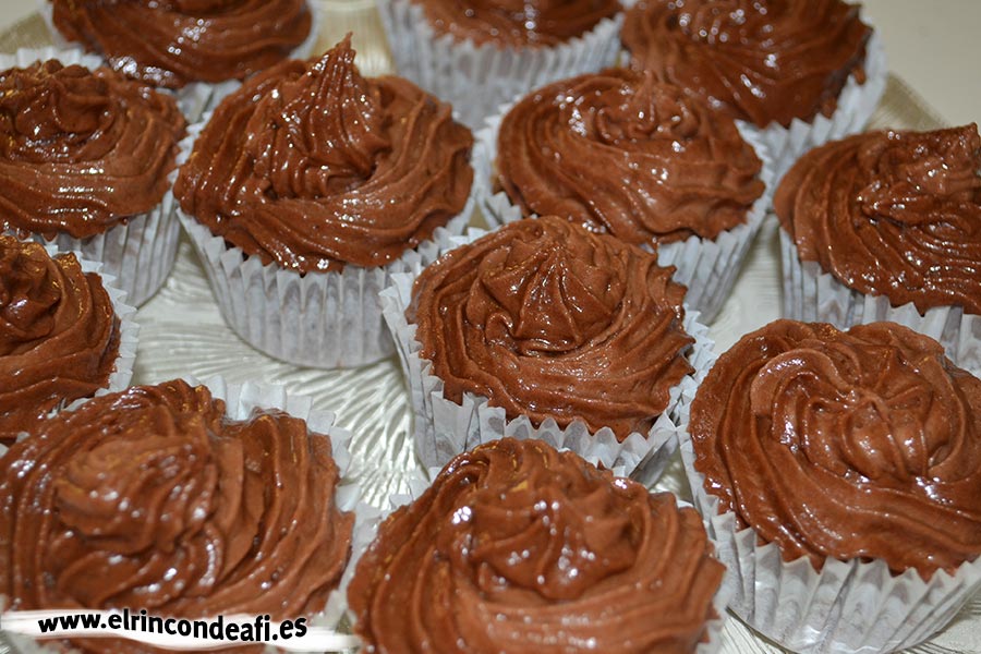 Cupcakes de chocolate, poner la crema con una manga pastelera
