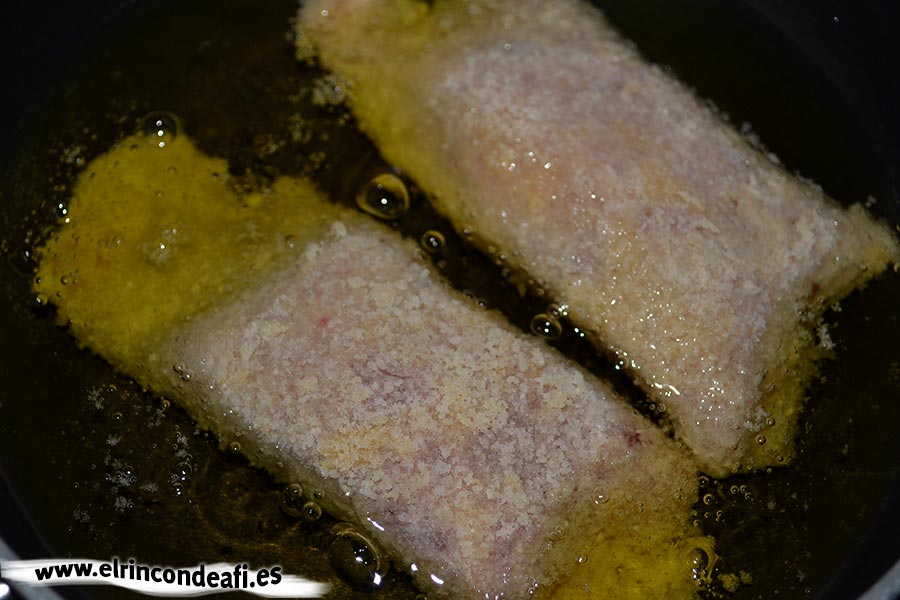 Enrolladitos de cerdo con bacon y queso, freír en abundante aceite a fuego medio
