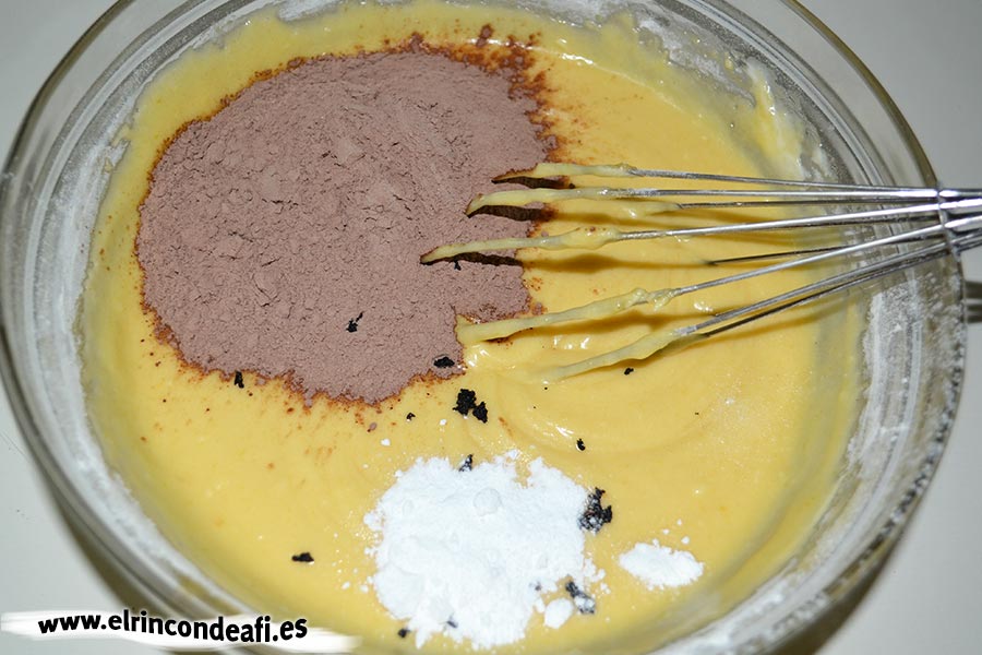 Fortaleza de chocolate, añadir el cacao en polvo, la vainilla, la levadura y una pizca de sal