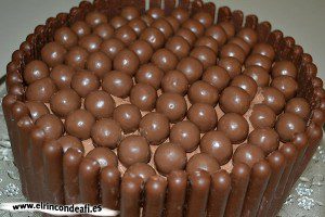 Fortaleza de chocolate, decorar con palitos y bolitas de chocolate