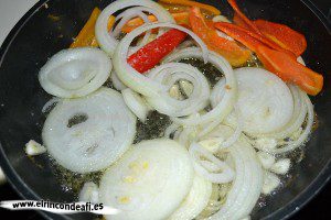 Sama frita con guarnición, freír la verdura en la misma sartén que el pescado