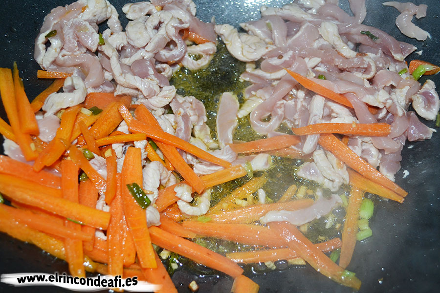 Tallarines con verduras, langostinos y cerdo al wok, añadir la carne