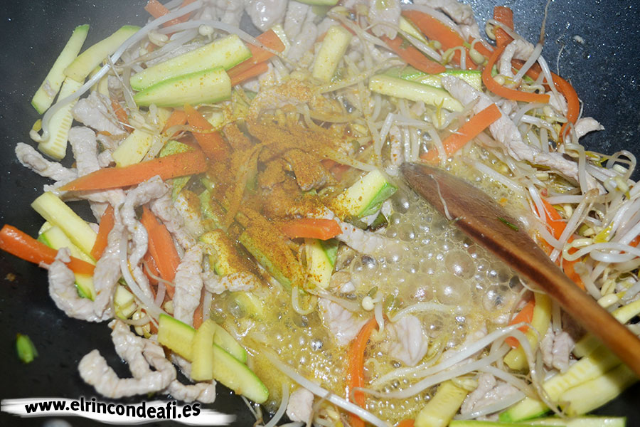 Tallarines con verduras, langostinos y cerdo al wok, añadir una cucharada de curry