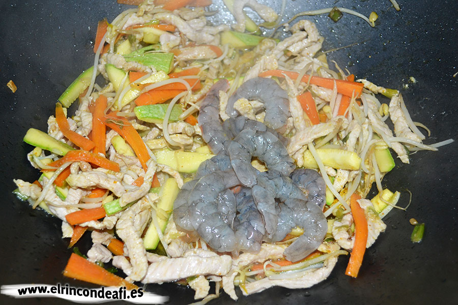 Tallarines con verduras, langostinos y cerdo al wok, añadir los langostinos
