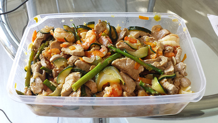 Tallarines con verduras, langostinos y cerdo al wok, de Nisa y Pedro