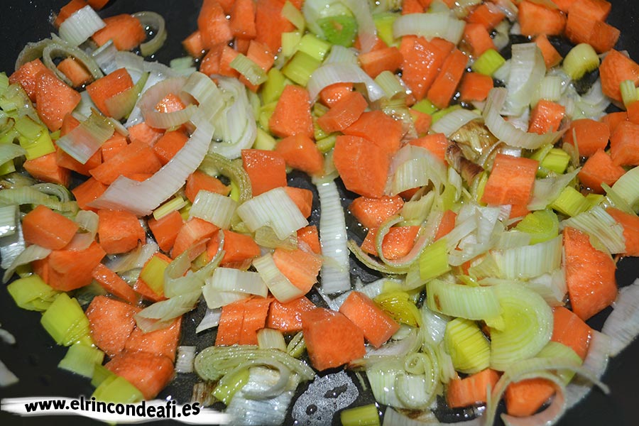 Lasaña de verduras, rehogar con aceite de oliva las zanahorias y el puerro picados