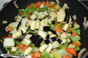 Lasaña de verduras, añadir la berenjena