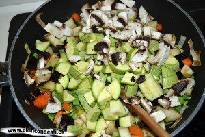 Lasaña de verduras, añadir los calabacines y champiñones