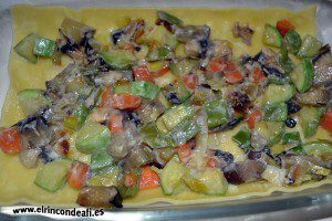 Lasaña de verduras, poner la capa de pasta, las verduras y una capa de bechamel