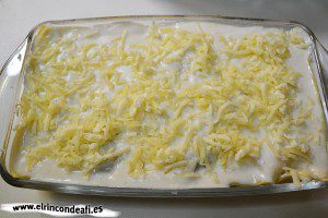 Lasaña de verduras, cubrir la última capa de bechamel y queso rallado