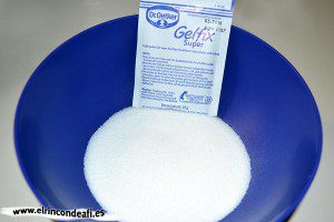 Mermelada de albaricoque, poner en un bol 350 gramos de azúcar y 1 sobre de pectina