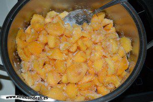 Mermelada de albaricoque, remover bien