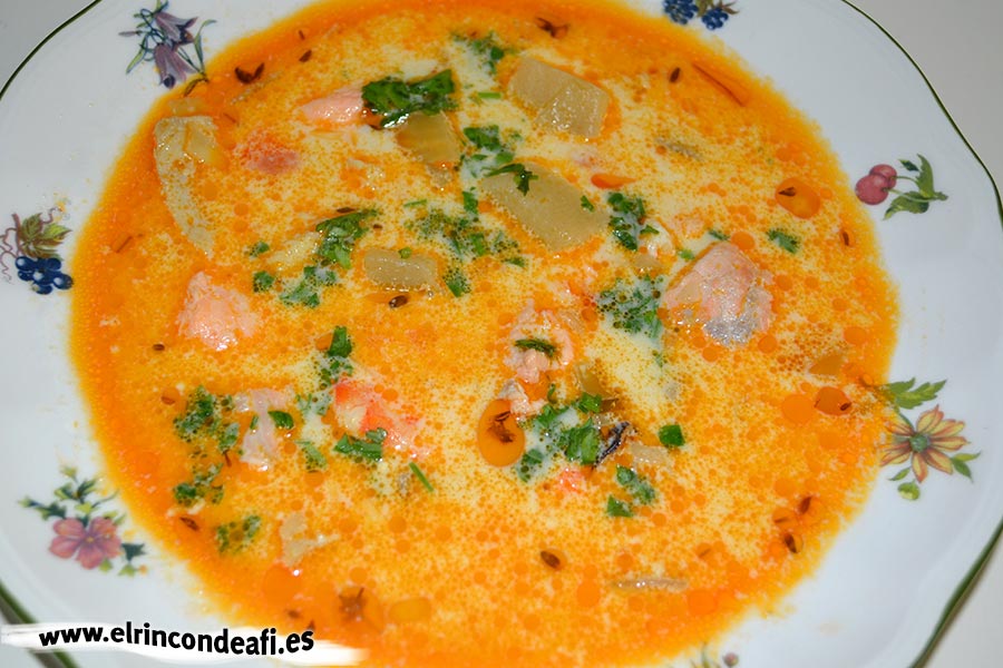 Sopa de pescado Kajsa con hinojo, tomate y azafrán