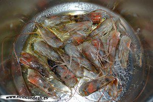 Sopa de pescado Kajsa con hinojo, tomate y azafrán, hacer un fumet con las cabezas de los langostinos