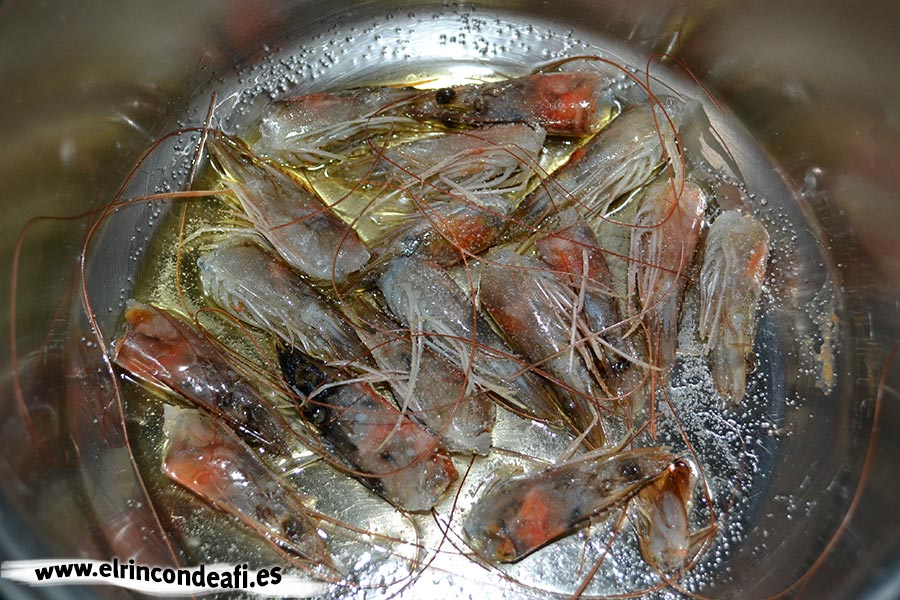 Sopa de pescado Kajsa con hinojo, tomate y azafrán, hacer un fumet con las cabezas de los langostinos