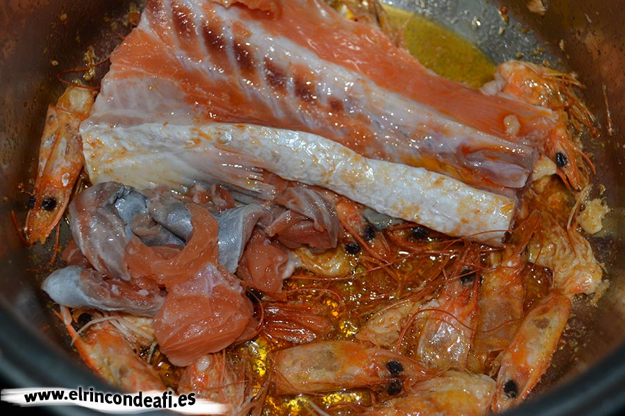Sopa de pescado Kajsa con hinojo, tomate y azafrán, añadir la espina y la piel del salmón