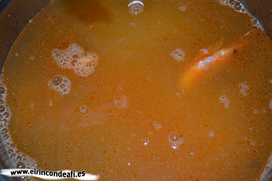 Sopa de pescado Kajsa con hinojo, tomate y azafrán, hervir y reservar