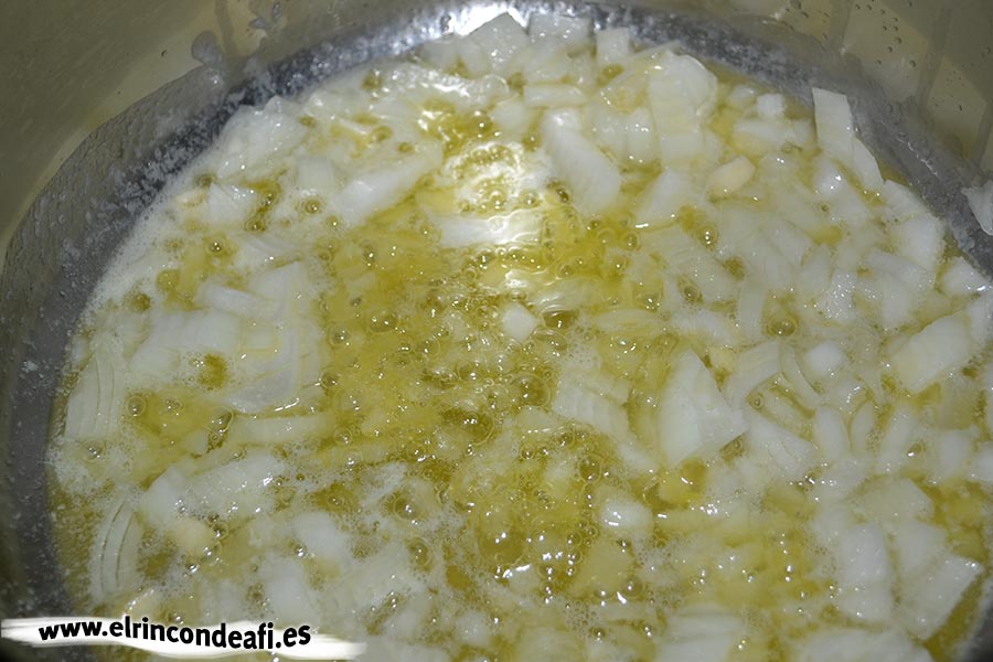 Sopa de pescado Kajsa con hinojo, tomate y azafrán, añadir la cebolla y los ajos troceaditos