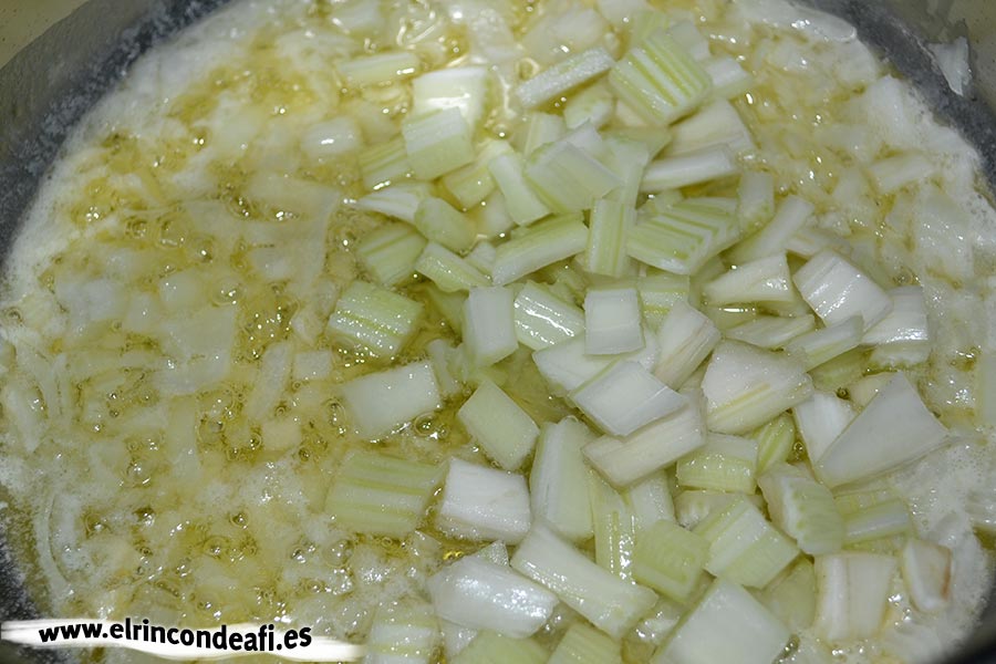 Sopa de pescado Kajsa con hinojo, tomate y azafrán, rehogar y añadir el apio troceado