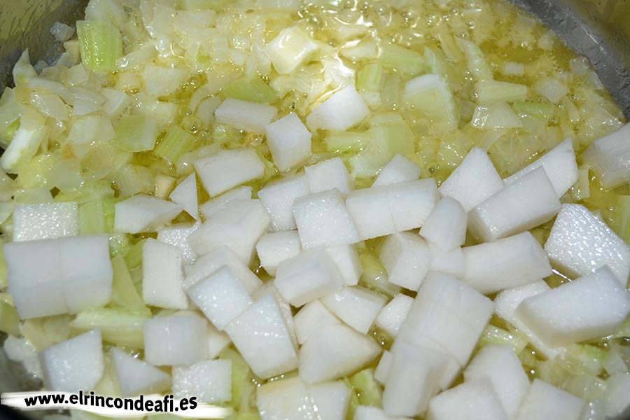 Sopa de pescado Kajsa con hinojo, tomate y azafrán, añadir el bulbo del hinojo