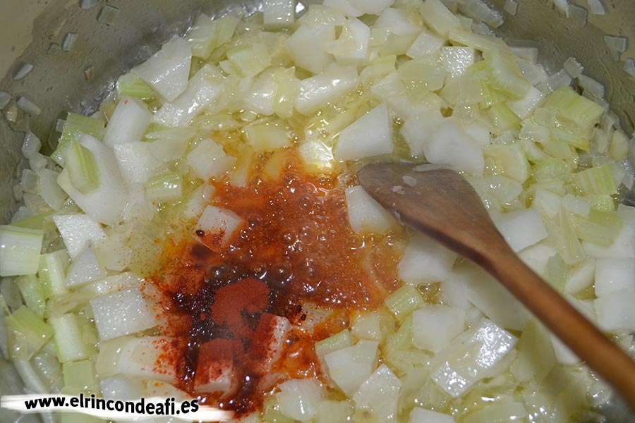 Sopa de pescado Kajsa con hinojo, tomate y azafrán, añadir el pimentón