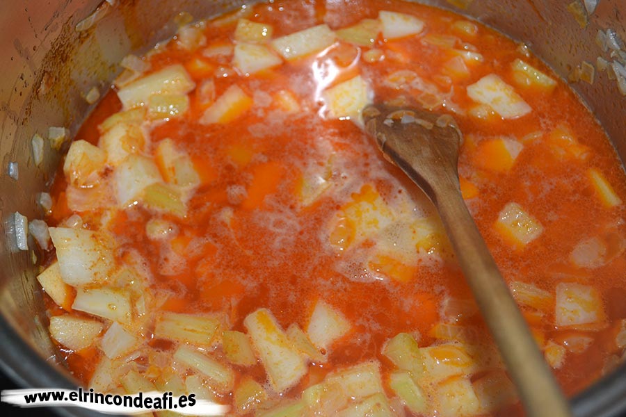 Sopa de pescado Kajsa con hinojo, tomate y azafrán, dejar hervir unos minutos