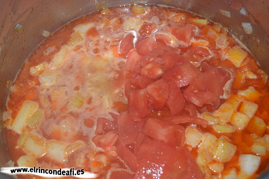 Sopa de pescado Kajsa con hinojo, tomate y azafrán, añadir los tomates pelados y despipados