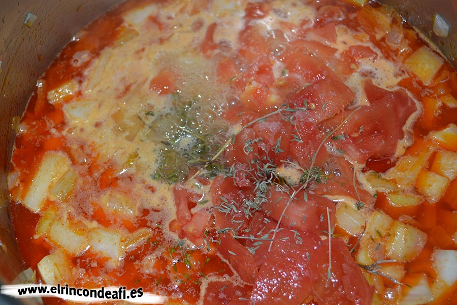 Sopa de pescado Kajsa con hinojo, tomate y azafrán, añadir el tomillo