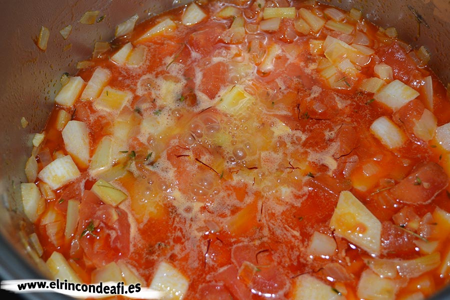 Sopa de pescado Kajsa con hinojo, tomate y azafrán, añadir el azafrán