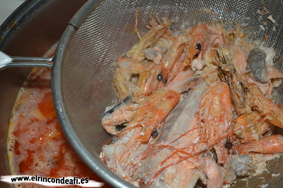 Sopa de pescado Kajsa con hinojo, tomate y azafrán, colar el fumet y añadirlo